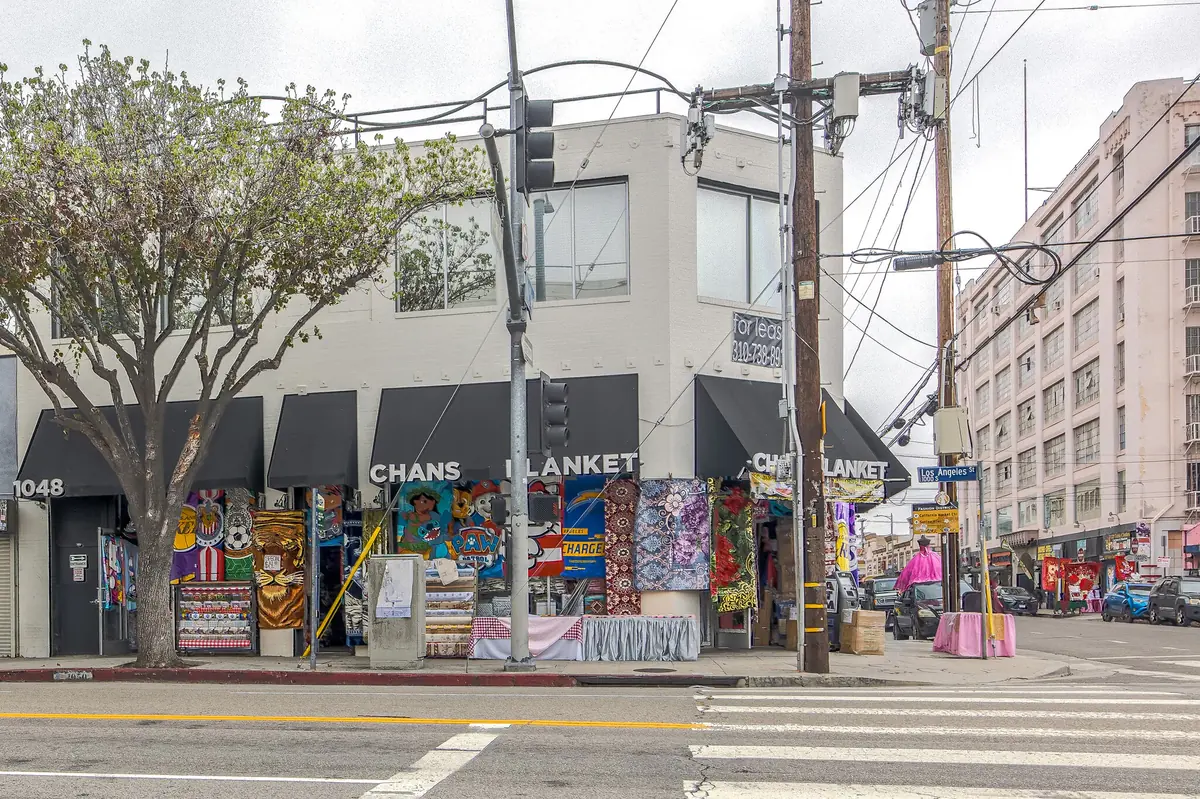 1048-1052 S Los Angeles Street &ndash; Retail suite with fitting rooms