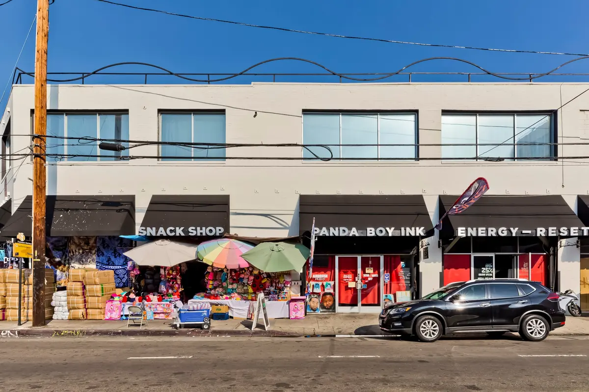 1048-1052 S Los Angeles Street – Ground-floor retail frontage