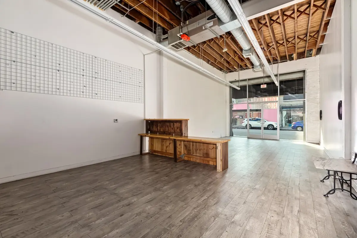 1048-1052 S Los Angeles Street &ndash; Retail suite with street frontage