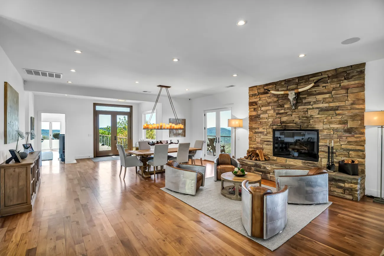 90 Longhorn Ridge Road &ndash; Great room and dining