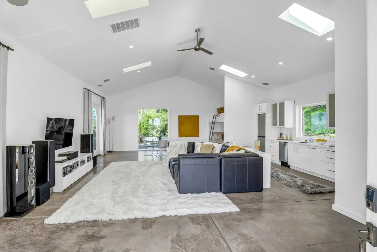 90 Longhorn Ridge Road – Guest house great room