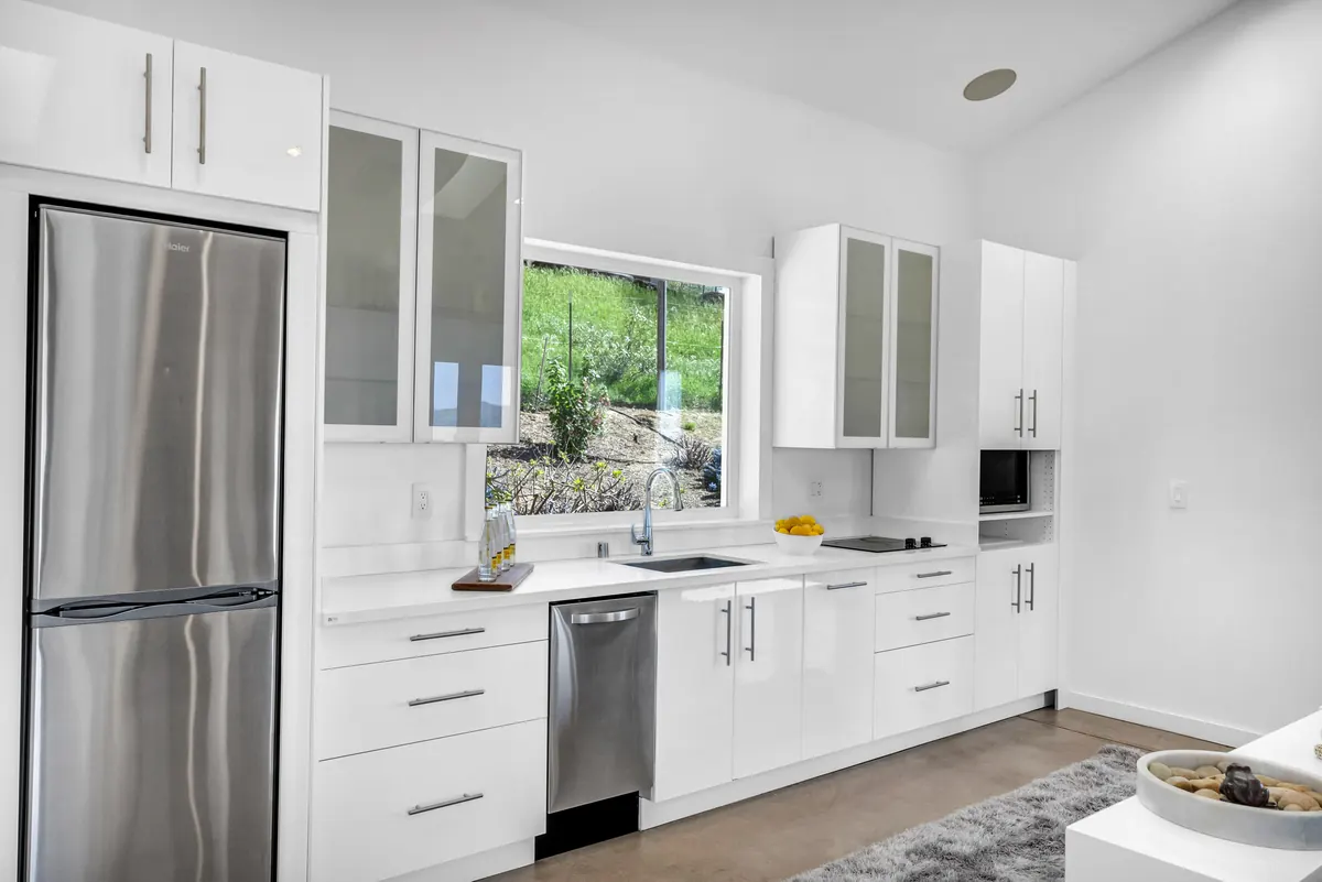 90 Longhorn Ridge Road &ndash; Guest house kitchen