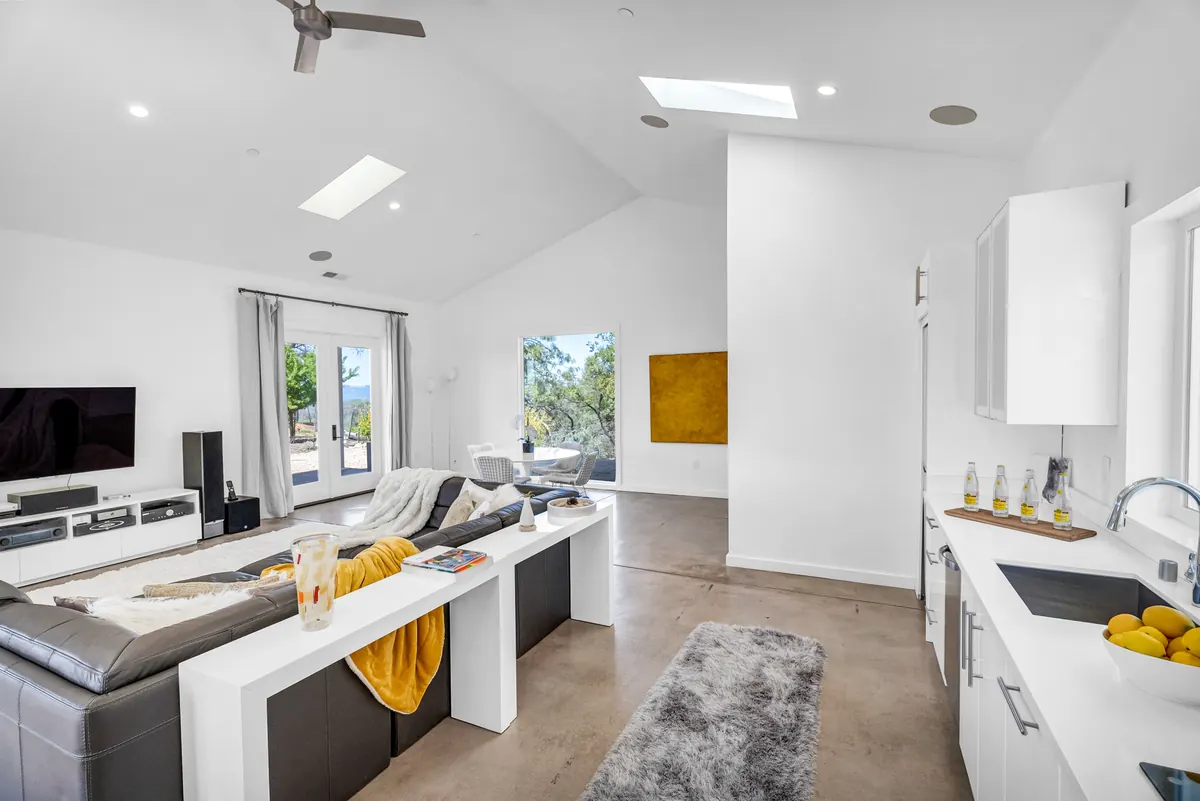 90 Longhorn Ridge Road – Living and kitchen