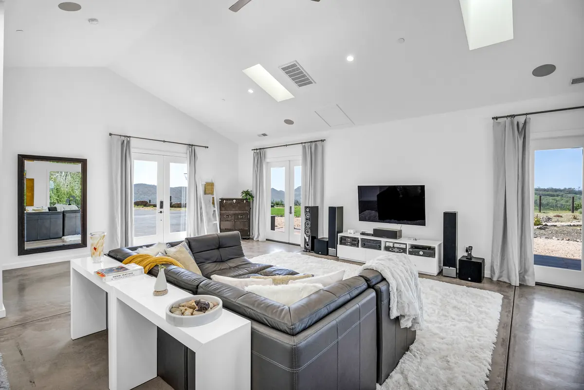 90 Longhorn Ridge Road – Guest house lounge