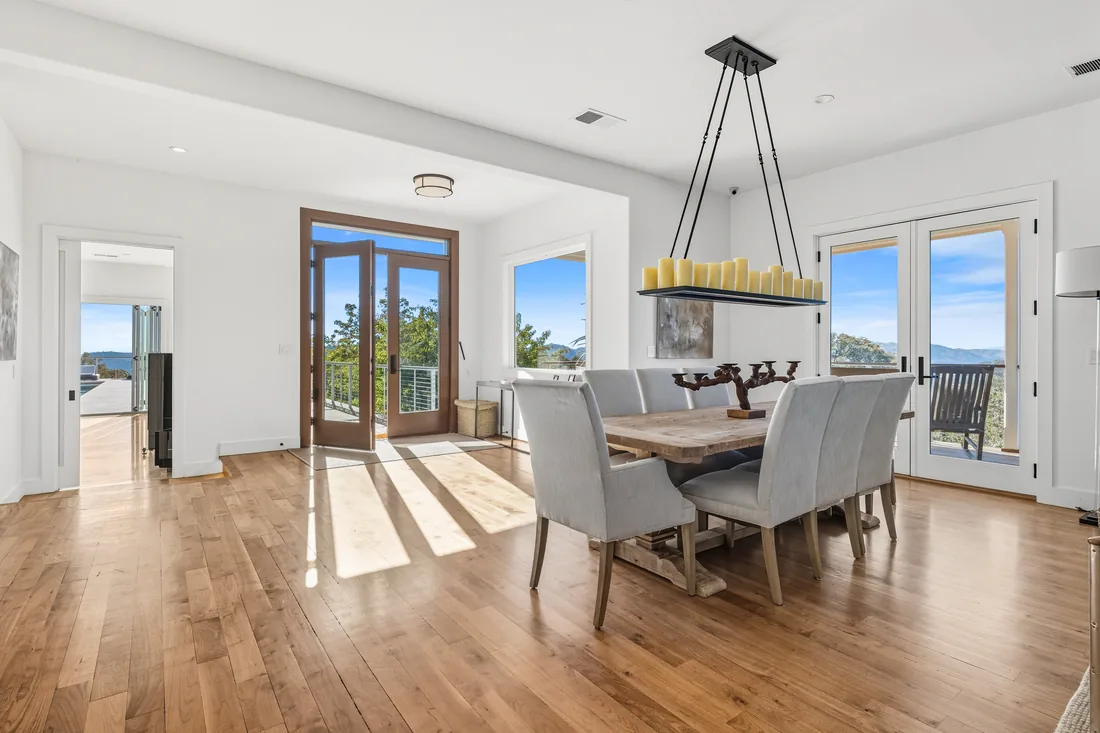 90 Longhorn Ridge Road – Dining room