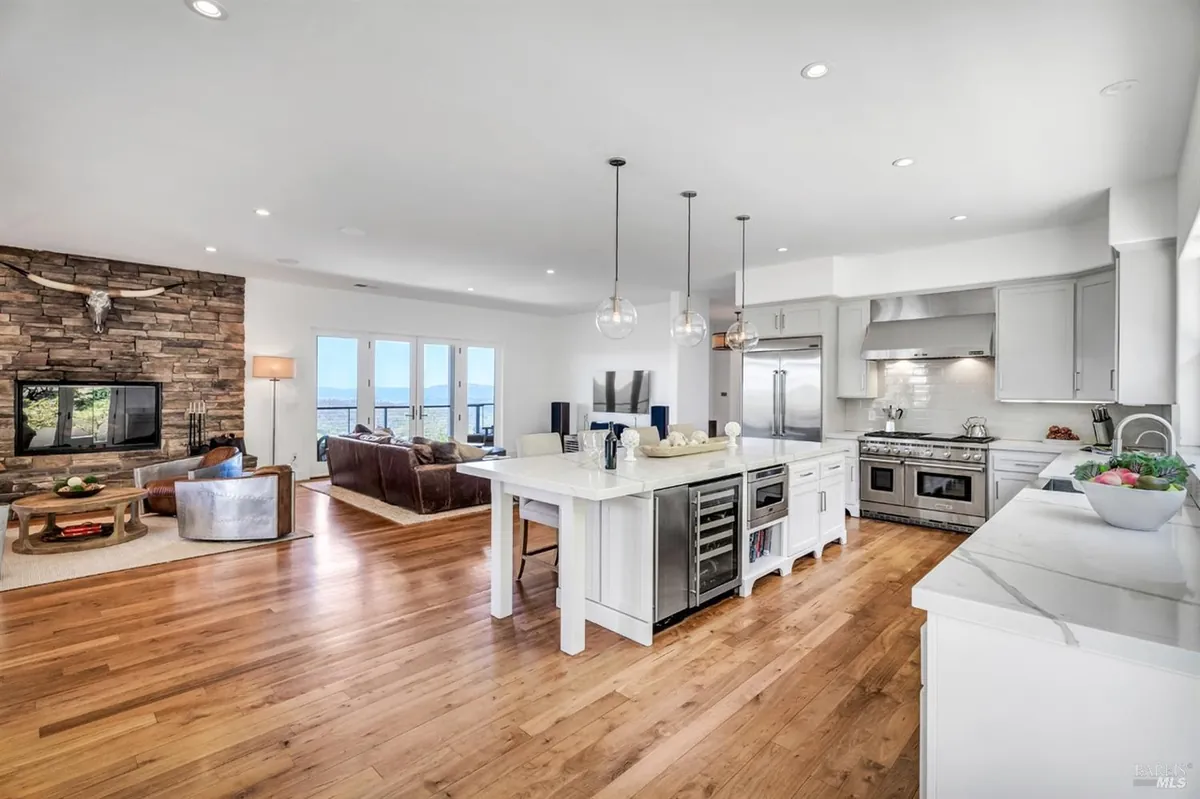 90 Longhorn Ridge Road &ndash; Island seating and wine storage