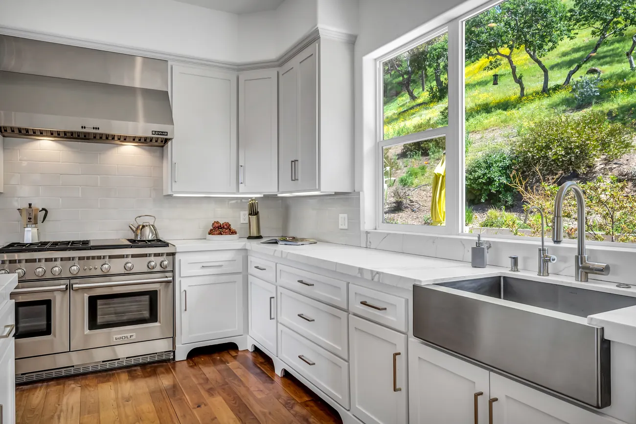 90 Longhorn Ridge Road &ndash; Chef's kitchen with Wolf range