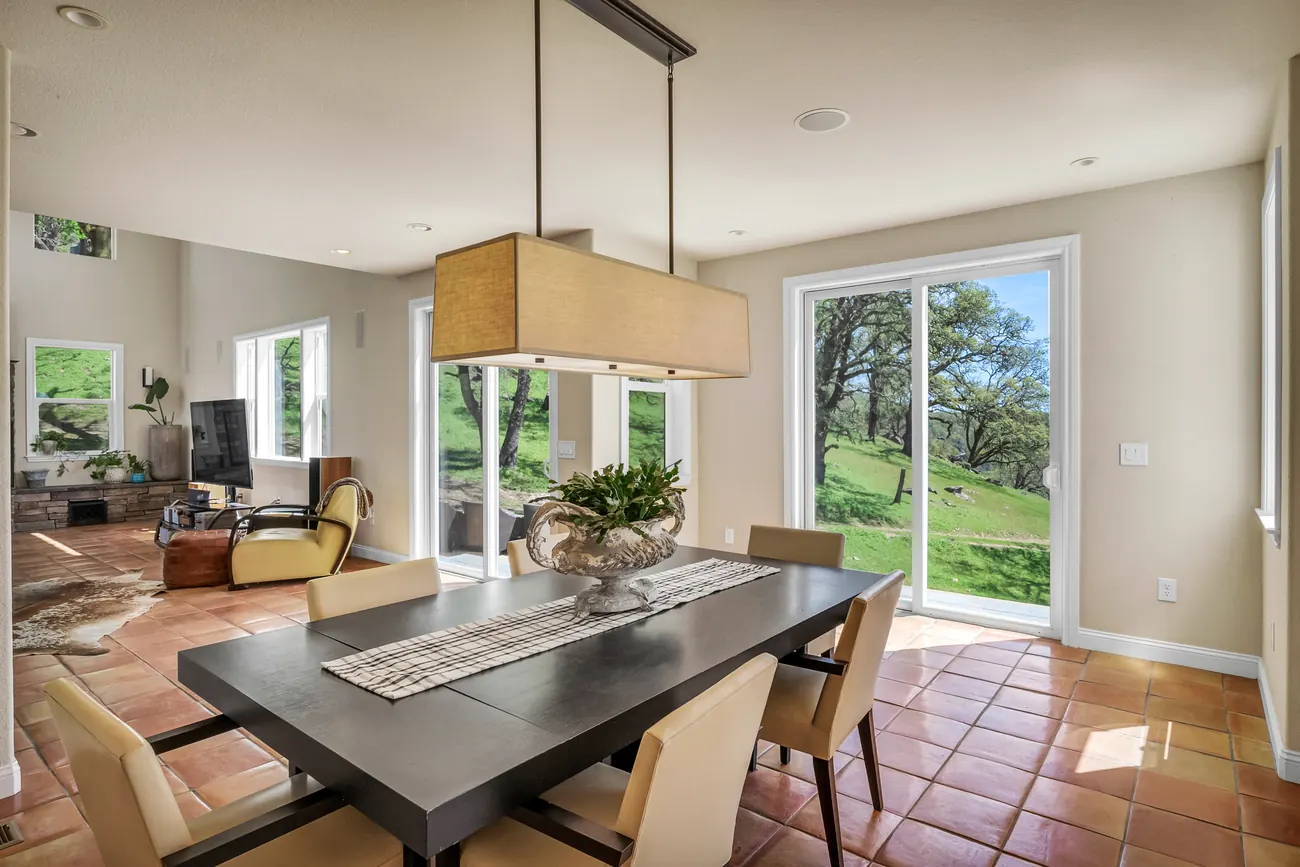 95 Longhorn Ridge Road &ndash; Dining room to the oaks