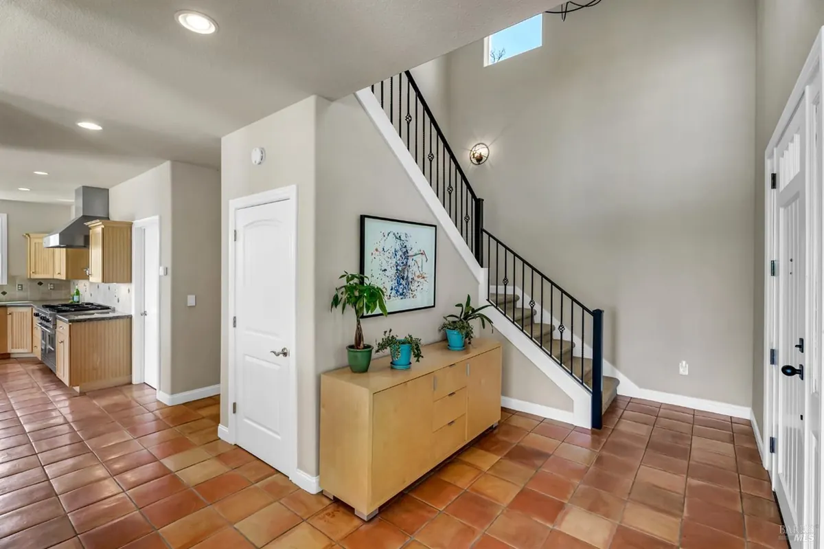 95 Longhorn Ridge Road – Entry hall and stair