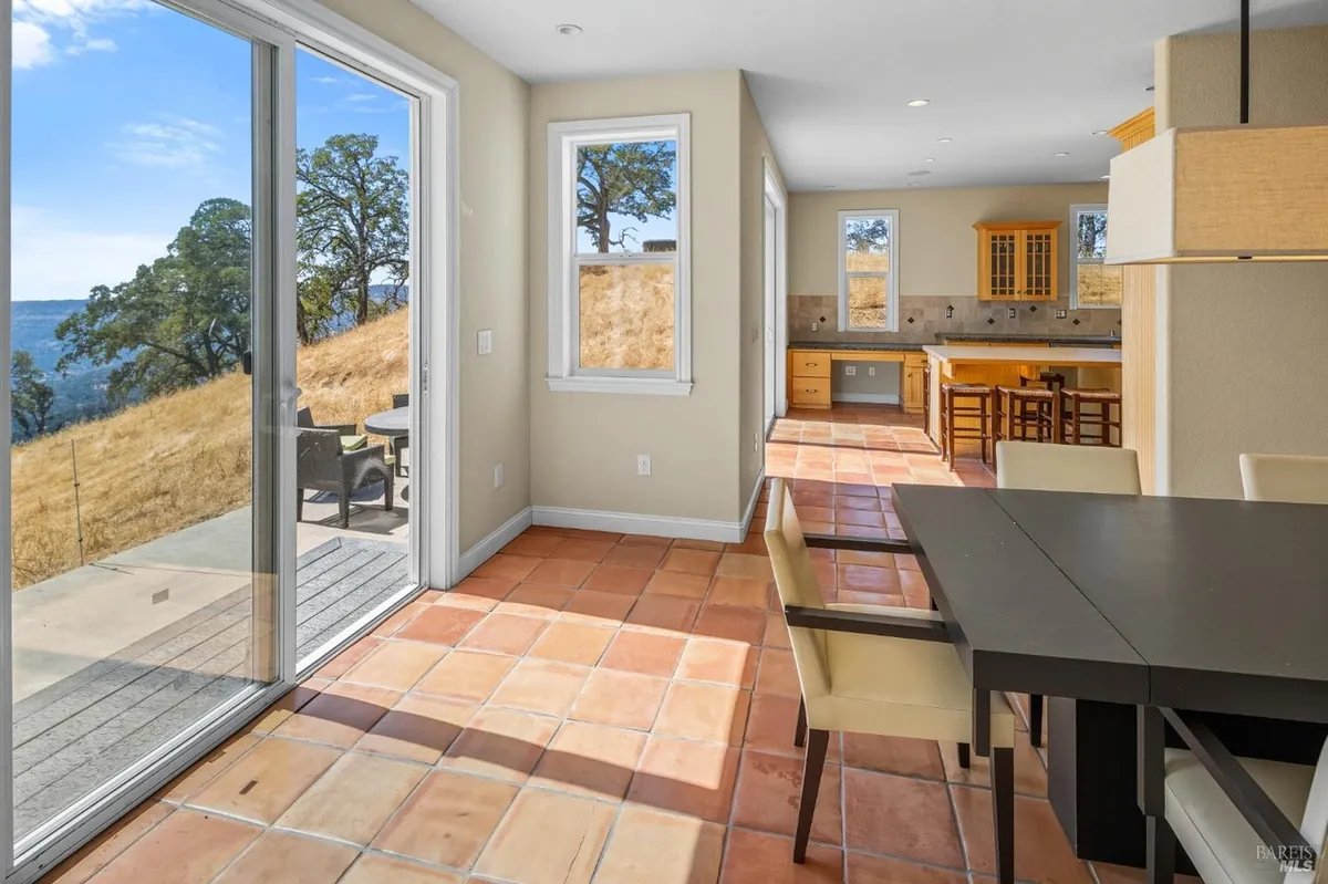 95 Longhorn Ridge Road &ndash; Breakfast area